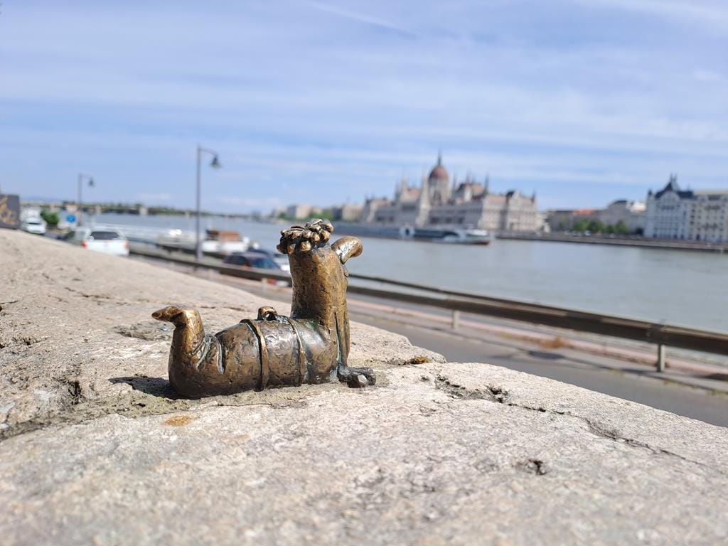 Mini statue Kolodko – Főkukac le petit ver, quai Bem, Budapest