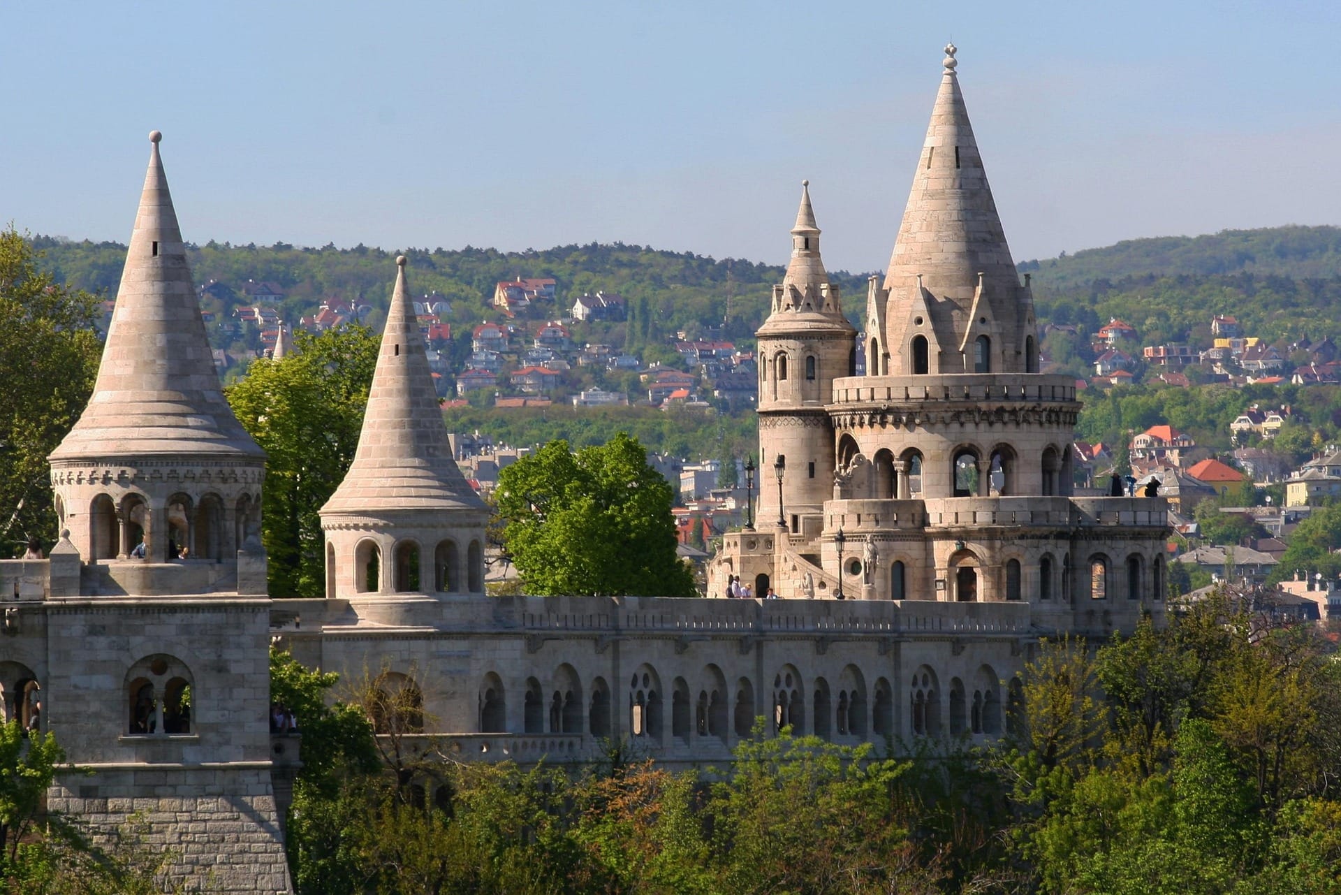 Le Bastion des Pêcheurs de Budapest avec ses sept tours néo-gothiques et sa vue sur le Danube