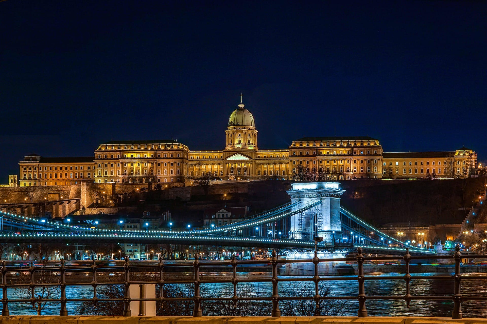 Le palais de Budavár (château de Buda) illuminé au coucher du soleil, dominant le Danube à Budapest