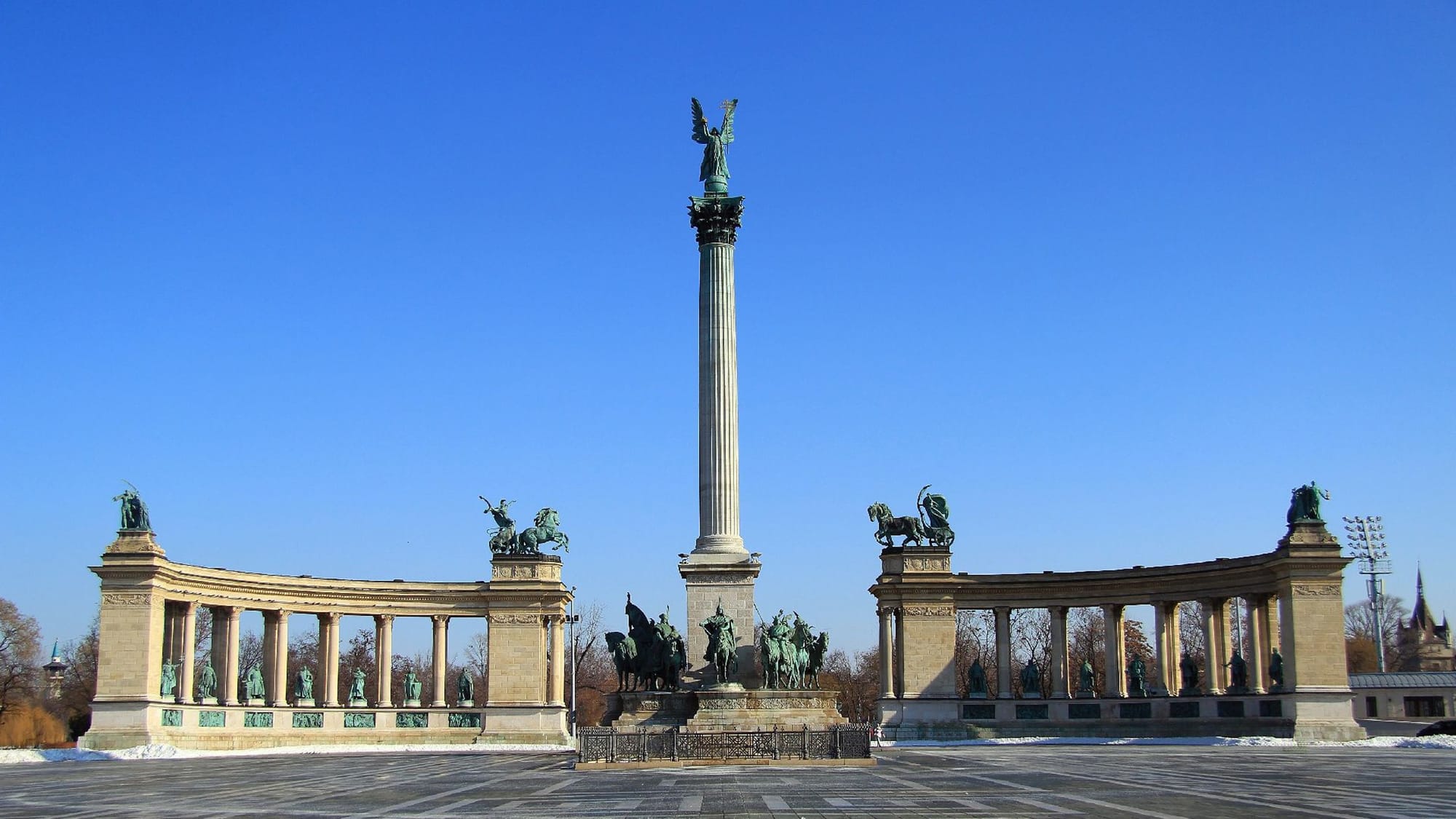 Place des Héros de Budapest avec le monument du Millénaire et ses statues